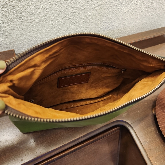 Patricia Nash Valerie green leather fold over wristlet brand new - Picture 4 of 4